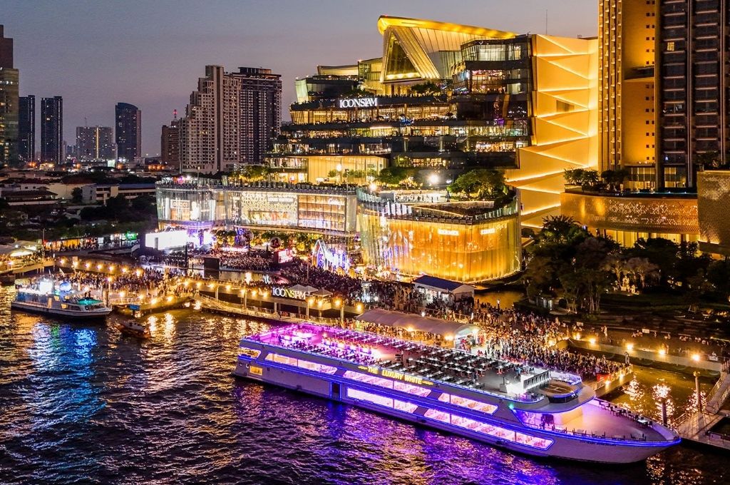 Khung cảnh rực rỡ ánh đèn của bến tàu ICONSIAM Bangkok về đêm