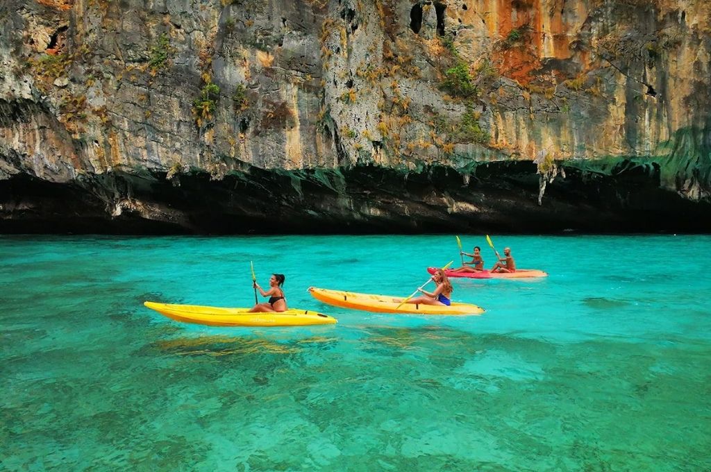 Chèo thuyền kayak len lỏi qua các hang động đá vôi tại đảo Koh Phi Phi