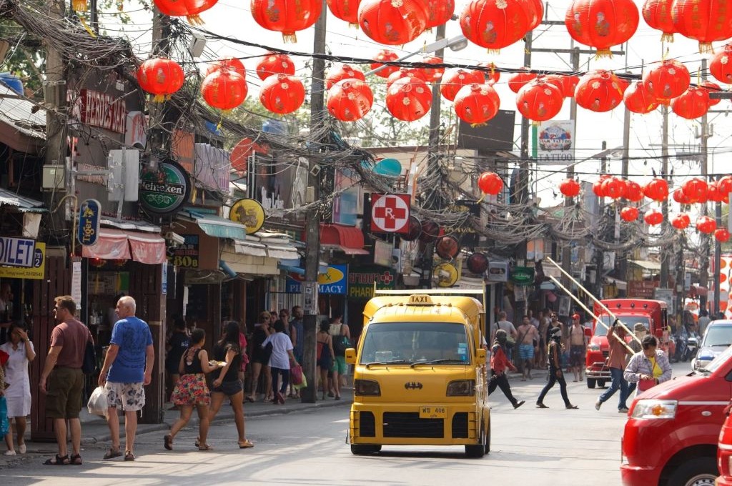 Không khí tấp nập dòng người tại khu phố đi bộ Bangla Road ngay sát bãi biển Patong