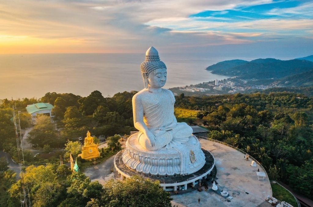 Tượng Phật Lớn Phuket làm bằng đá cẩm thạch trắng, tọa lạc uy nghiêm trên đỉnh đồi Nakkerd