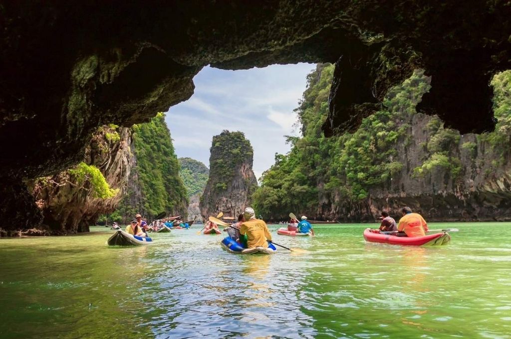 Đoàn người chèo thuyền kayak len lỏi qua hệ thống hang động ngầm Vịnh Phang Nga