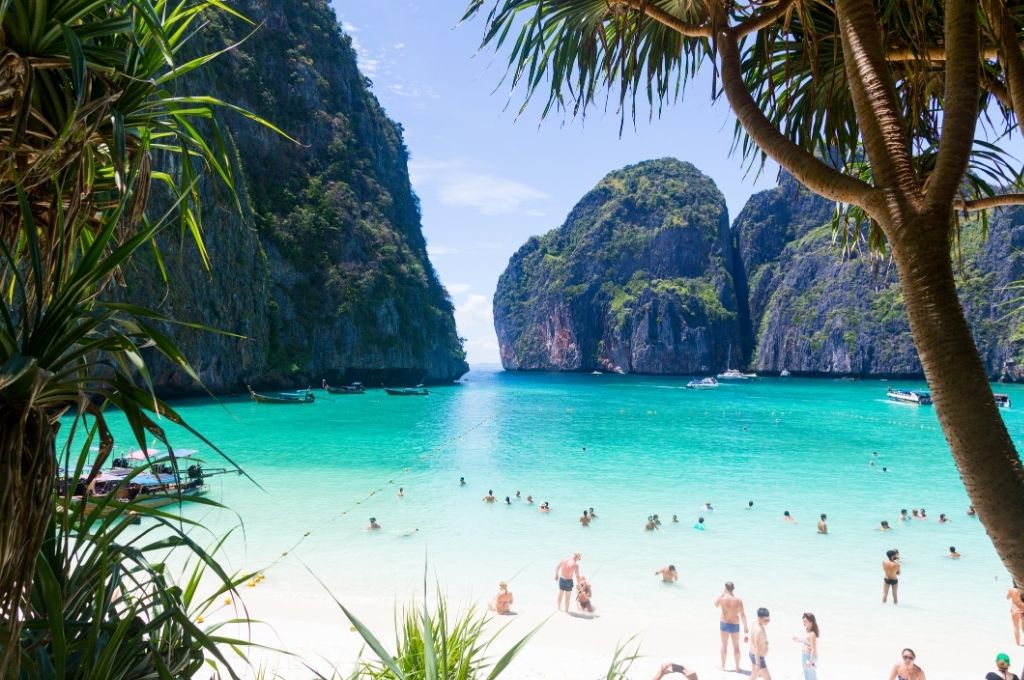 Vịnh biển Đảo Maya Bay sở hữu một dải cát san hô trắng mịn như nhung và làn nước trong vắt màu lam ngọc (Ảnh: Sưu tầm)