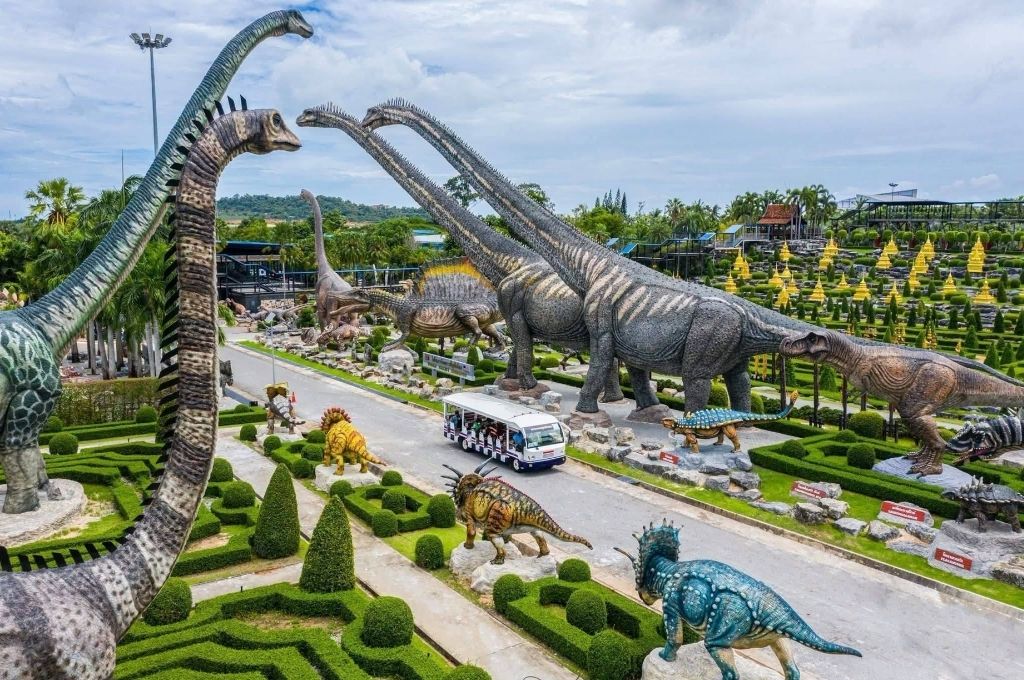 Bạn có thể sử dụng xe buýt nội khu để dạo quanh các phân khu Vườn Bách Thảo Nhiệt Đới Nong Nooch