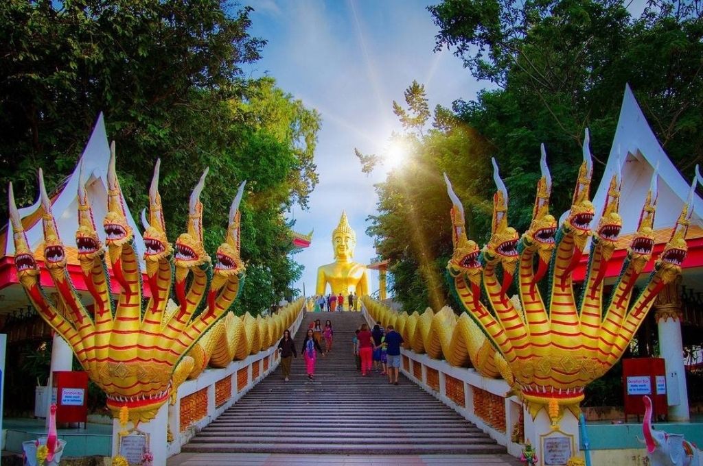 Lối lên Chùa Phật Lớn Wat Phra Khao Yai nổi bật với hai bức tượng mãng xà Naga bảy đầu uốn lượn (Ảnh: Sưu tầm)