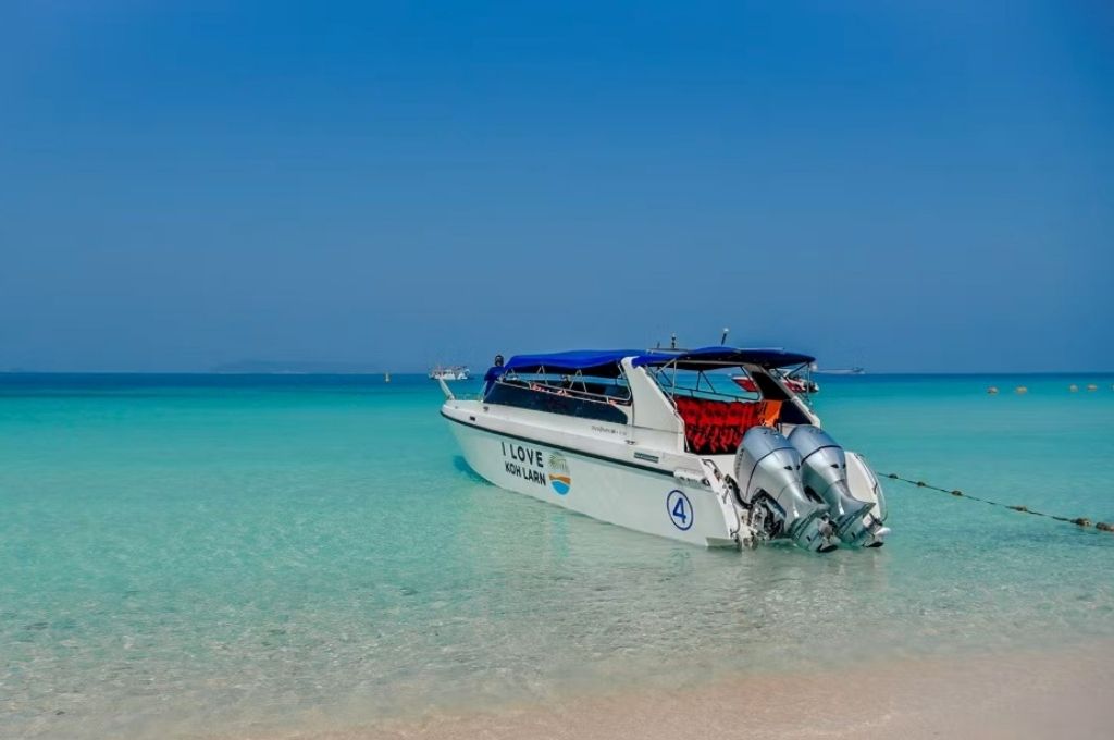 Đi cano cao tốc là một trong những trải nghiệm biển thú vị tại đảo san hô Koh Larn (Ảnh: Sưu tầm)