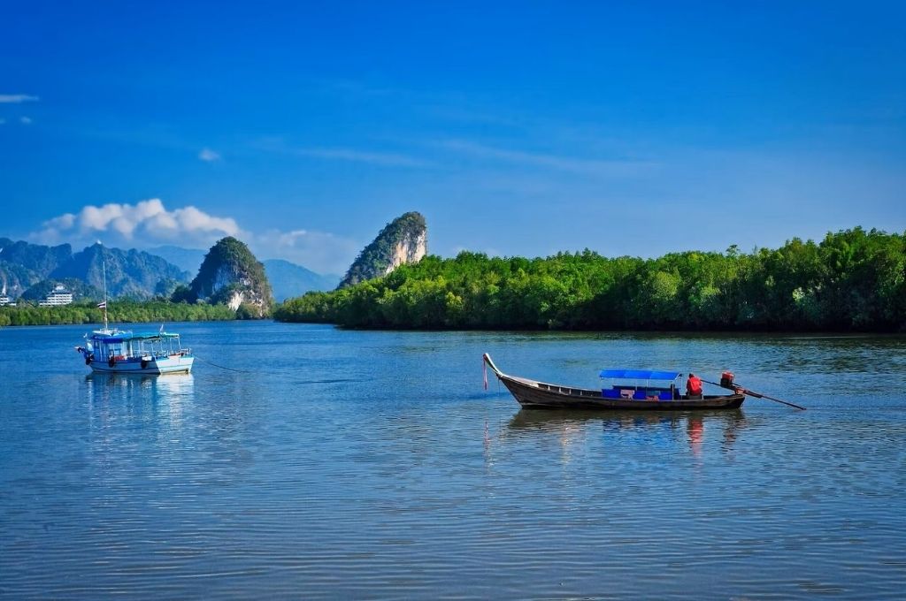 Trải nghiệm ngồi trên chiếc thuyền đuôi dài rẽ sóng lướt đi trên mặt sông phẳng lặng tại Động Khao Khanap Nam (Ảnh: Sưu tầm)