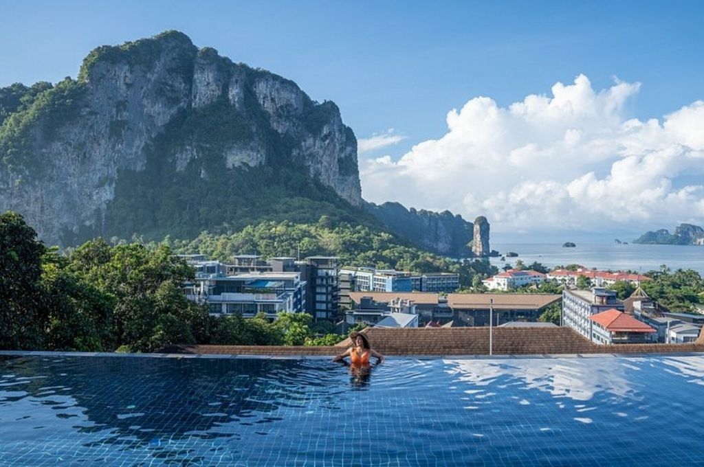 Thư giãn tại khách sạn ven biển ngắm nhìn thiên nhiên hùng vĩ và bãi biển Ao Nang. (Ảnh: Sưu tầm)