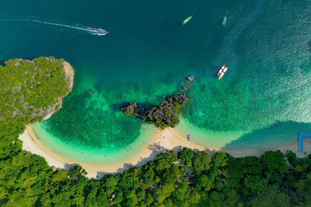 Màu nước xanh lam ngọc lấp lánh dưới ánh mặt trời của Koh Hong