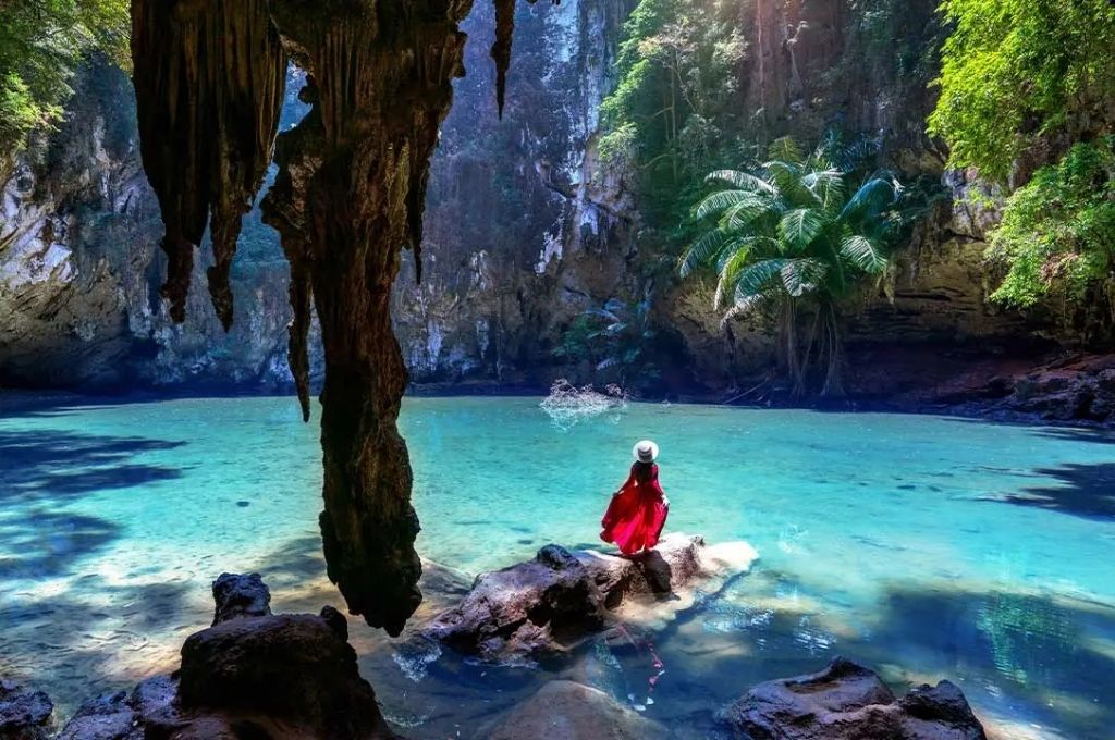 Check-in vớikhung cảnh làn nước xanh ngọc bích và thạch nhũ kỳ vĩ tại Bãi Biển Phra Nang và Động Công Chúa (Princess Cave).
