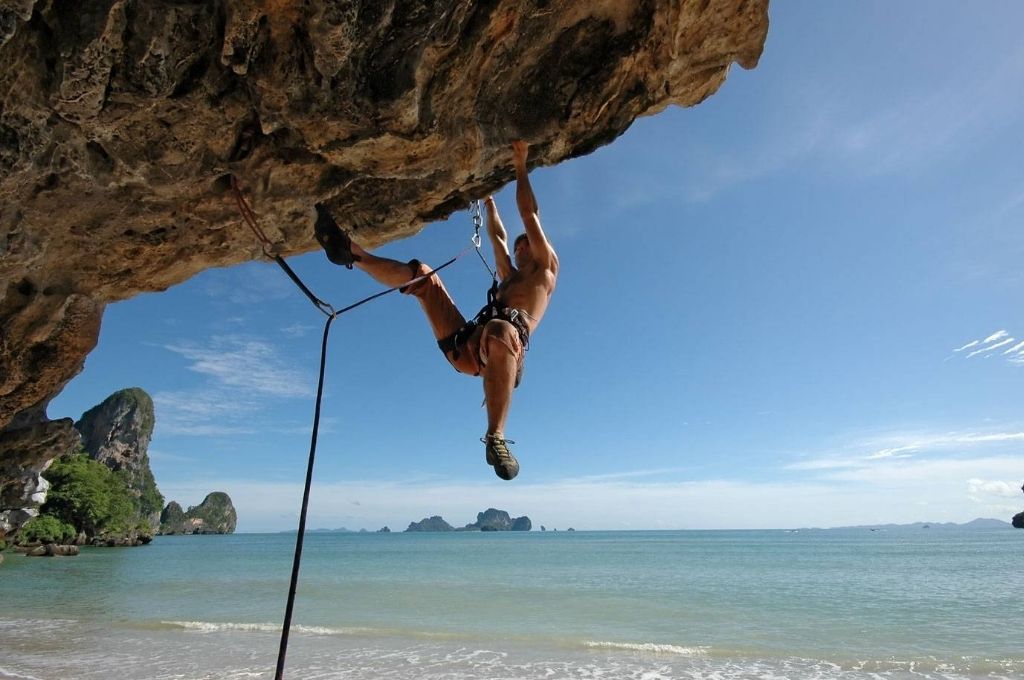 Trải nghiệm leo núi đá vôi có huấn luyện viên hướng dẫn tại bãi biển Railay