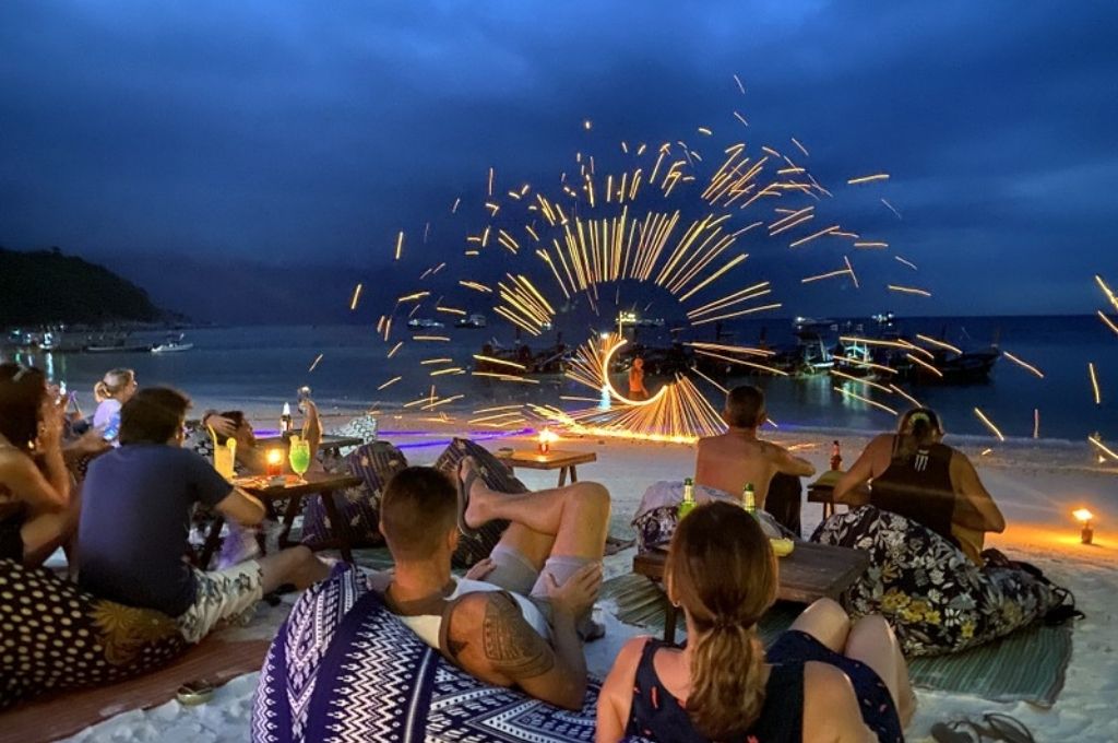 Những quán bar ven biển trên đảo Koh Lipe thường trình diễn múa lửa nghệ thuật vào buổi tối