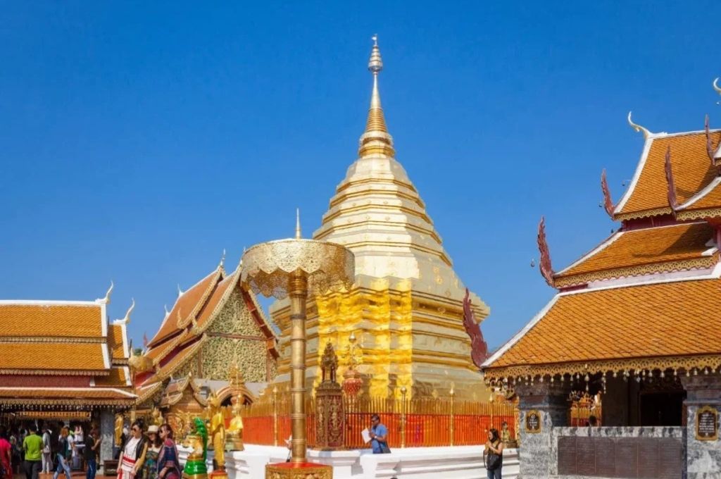 Ngôi chùa Wat Phra That Doi Suthep (Chiang Mai) nổi bật với tòa bảo tháp khổng lồ được bọc vàng lá lấp lánh