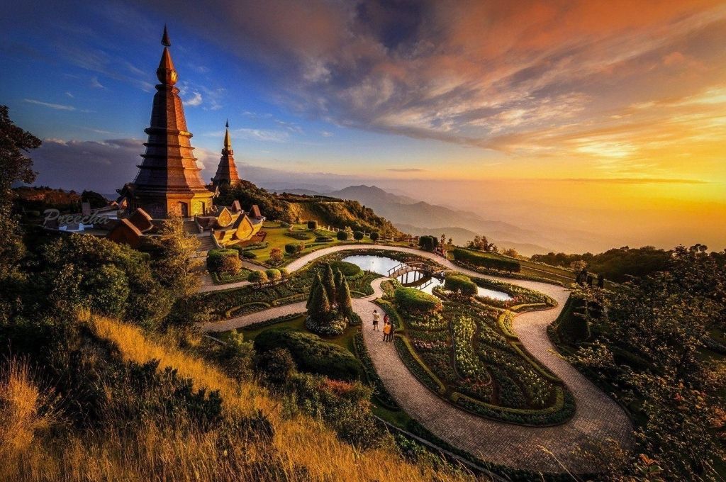 Hai bảo tháp đôi Vua và Hoàng Hậu đứng uy nghiêm giữa đỉnh núi mù sương tại Công viên Quốc gia Doi Inthanon.