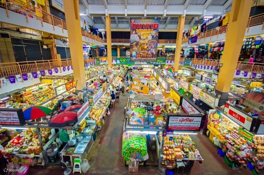 Khu chợ Warorot Kad Luang (Chiang Mai) bày bán đa dạng từ nông sản tươi, gia vị, quần áo và đồ thủ công mỹ nghệ