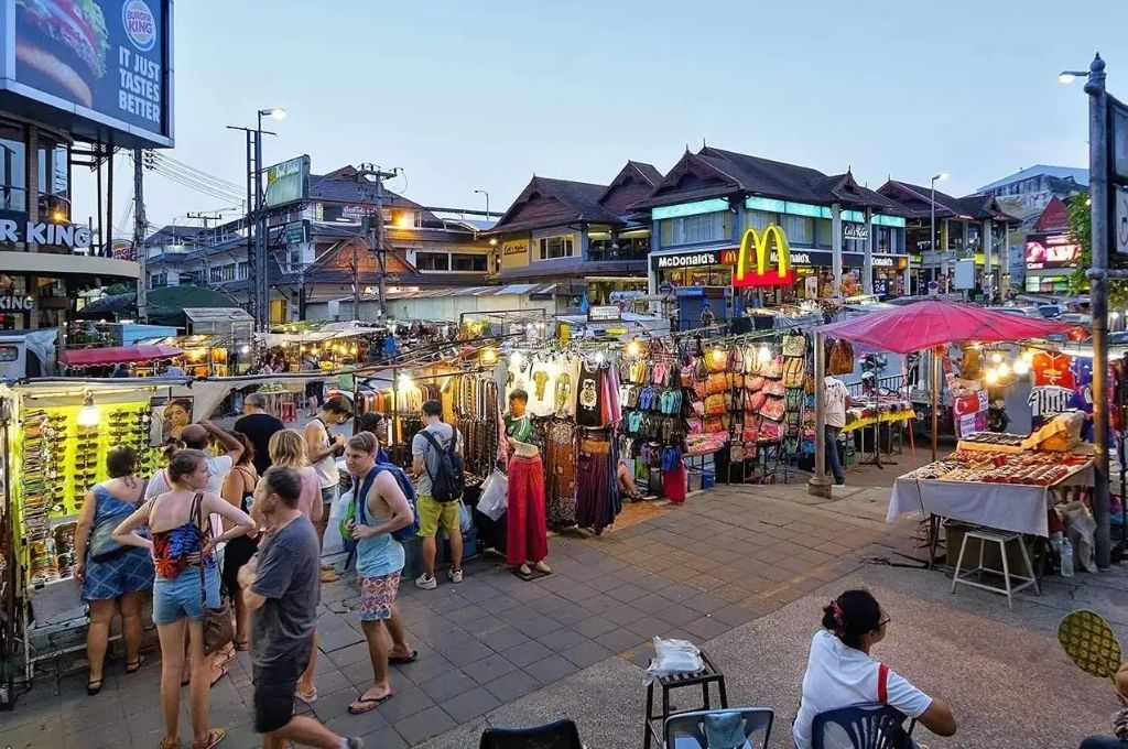 Chợ Chiang Mai (Chiang Mai Night Bazaar) trải dài trên một con phố lớn, quy tụ hàng nghìn gian hàng nằm san sát nhau