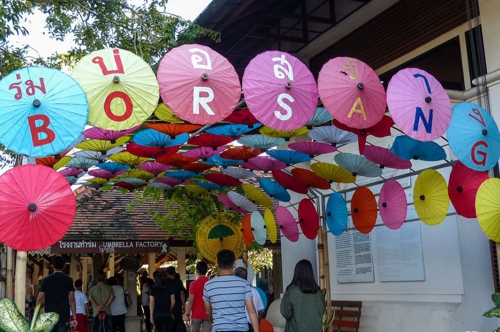 Những con đường Làng thủ công mỹ nghệ Bo Sang (Chiang Mai) được trang trí bằng hàng trăm chiếc ô màu sắc rực rỡ