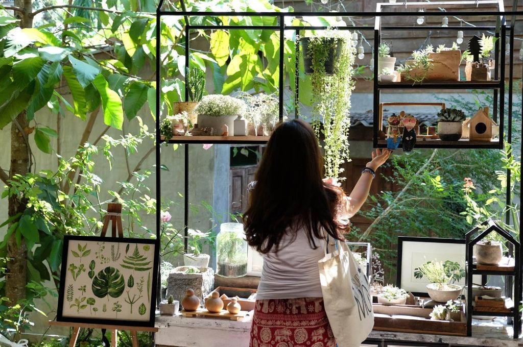 Khu phức hợp Làng nghệ thuật Baan Kang Wat (Chiang Mai) là kiểu nhà gỗ mộc mạc, rợp bóng cây leo và các khoảng sân vườn xanh mướt. (Ảnh: Sưu tầm)