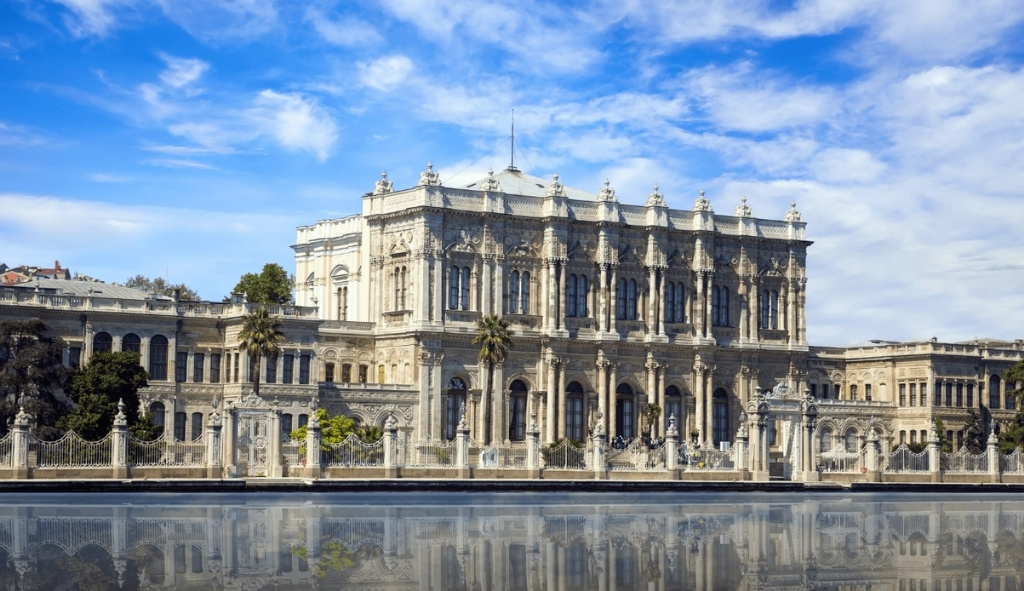 Cung điện Dolmabahce với kiến trúc sang trọng tại Istanbul