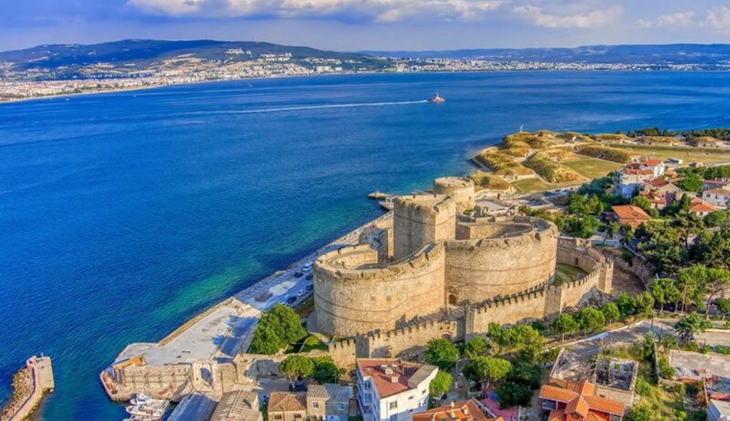 Khung cảnh thành phố Canakkale bên eo biển Dardanelles
