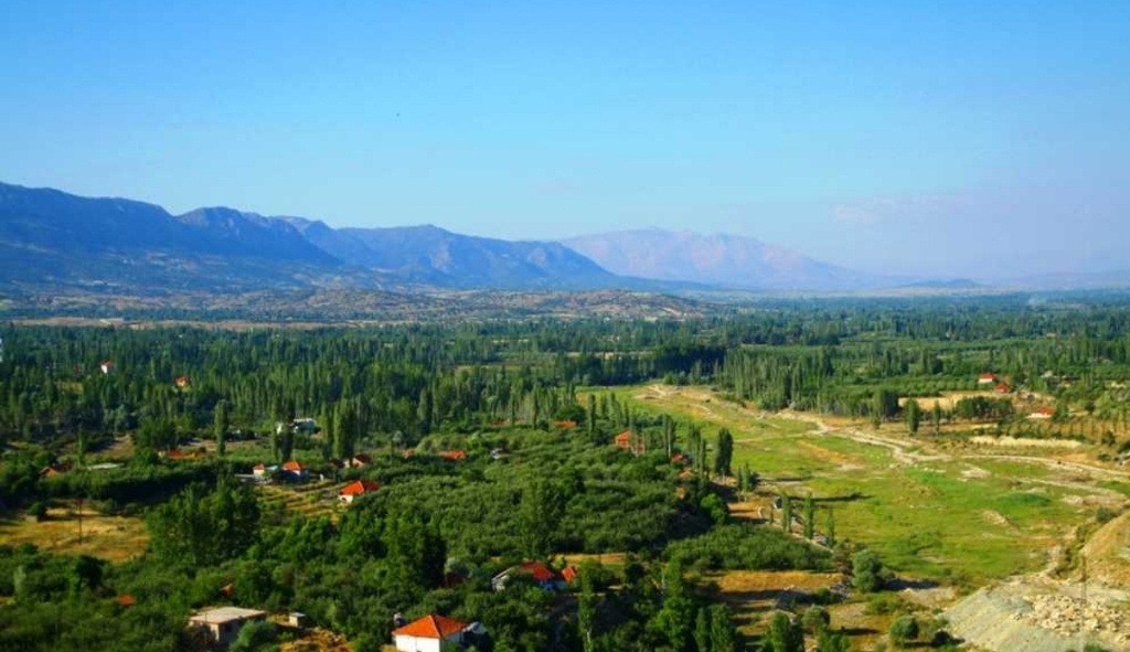 Khung cảnh núi non và đồng cỏ trên cao nguyên Antalya
