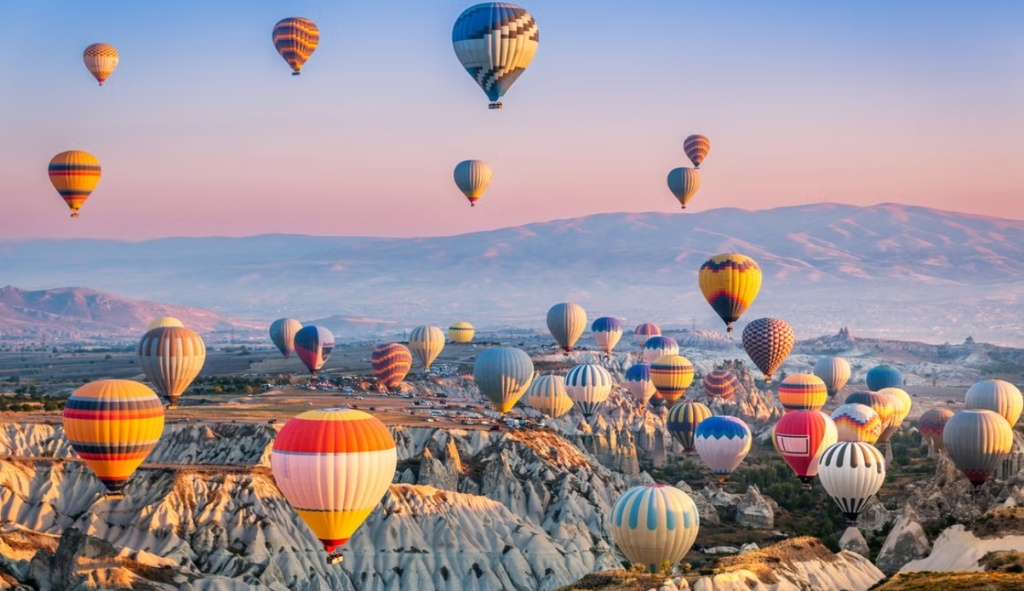Khinh khí cầu bay trên khung cảnh độc đáo của Cappadocia