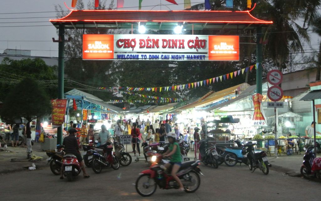  Chợ đêm Phú Quốc gần Dinh Cậu 
