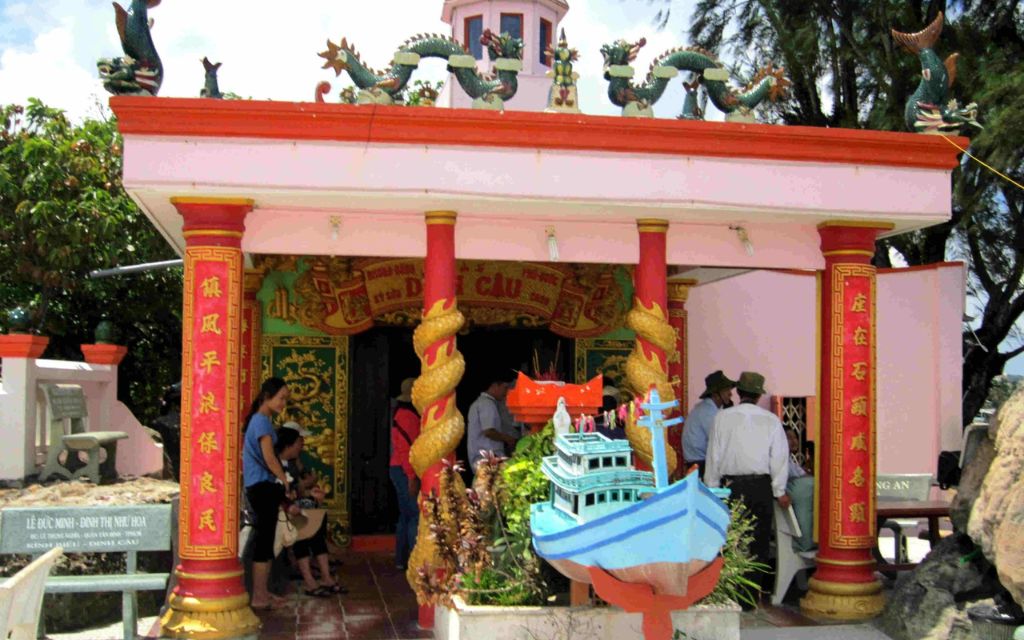 Tham quan và chiêm bái tại Dinh Cậu