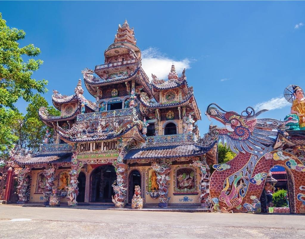 Chùa Linh Phước với kiến trúc khảm sành sứ đặc trưng, nổi bật là tháp chùa và các công trình Phật giáo tại Trại Mát, Đà Lạt.