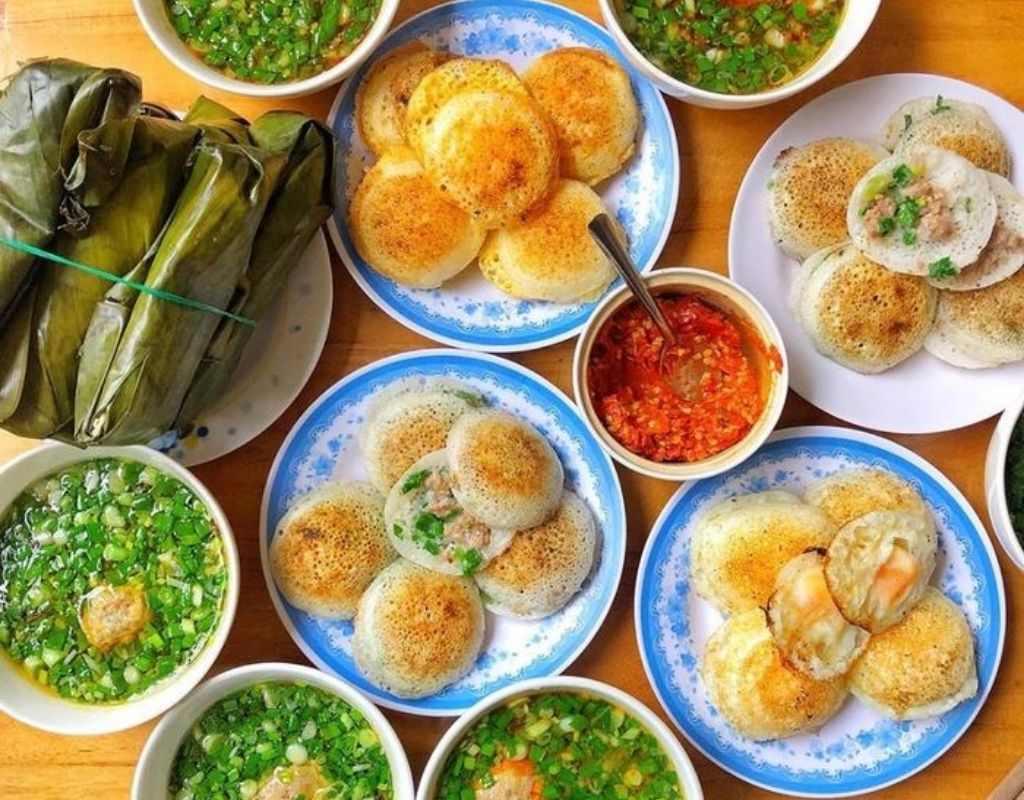 Bánh căn Đà Lạt với những chiếc bánh nhỏ nhân trứng, ăn kèm nước chấm xíu mại và mỡ hành.