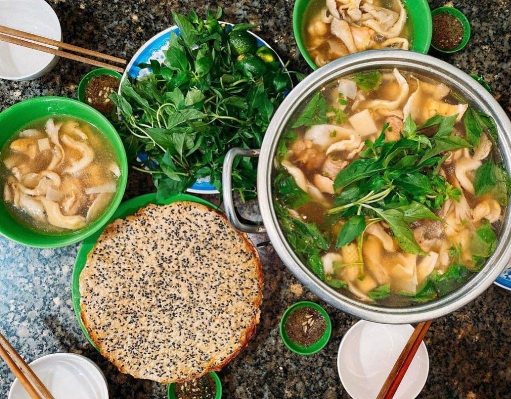 Lẩu gà lá é Đà Lạt với thịt gà, lá é và măng trong nồi nước dùng nóng hổi.