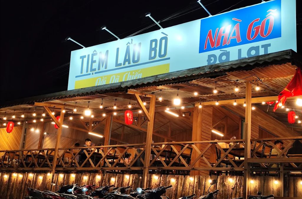 Mặt tiền quán Lẩu Bò Nhà Gỗ Đà Lạt sáng đèn vào buổi tối