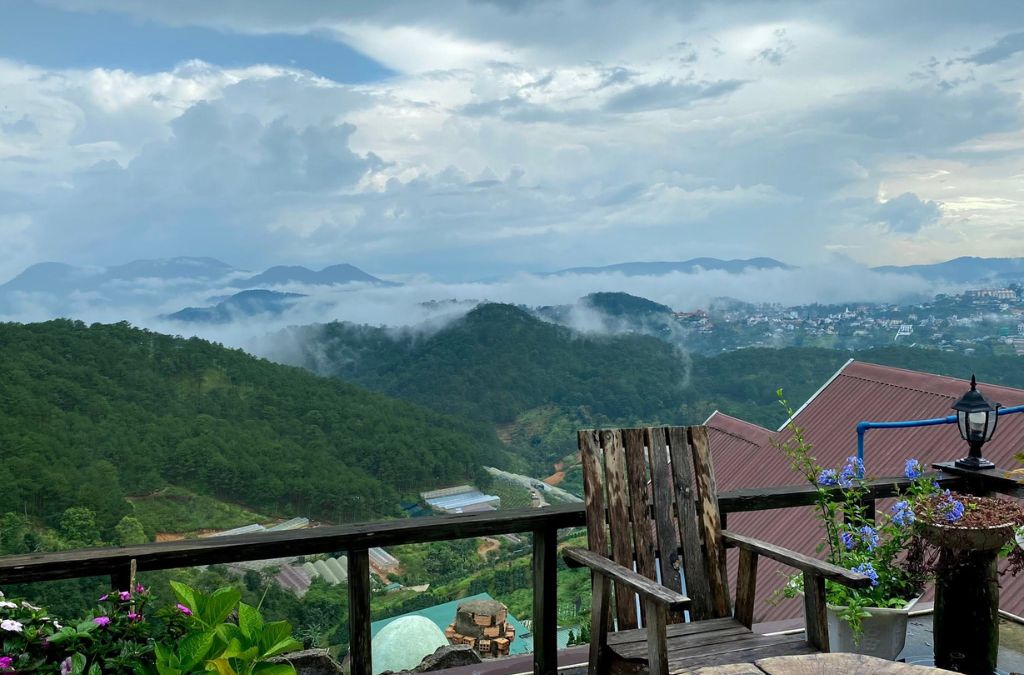 Ban công Nắng Xanh Homestay nhìn ra thung lũng và những đồi thông phủ mây