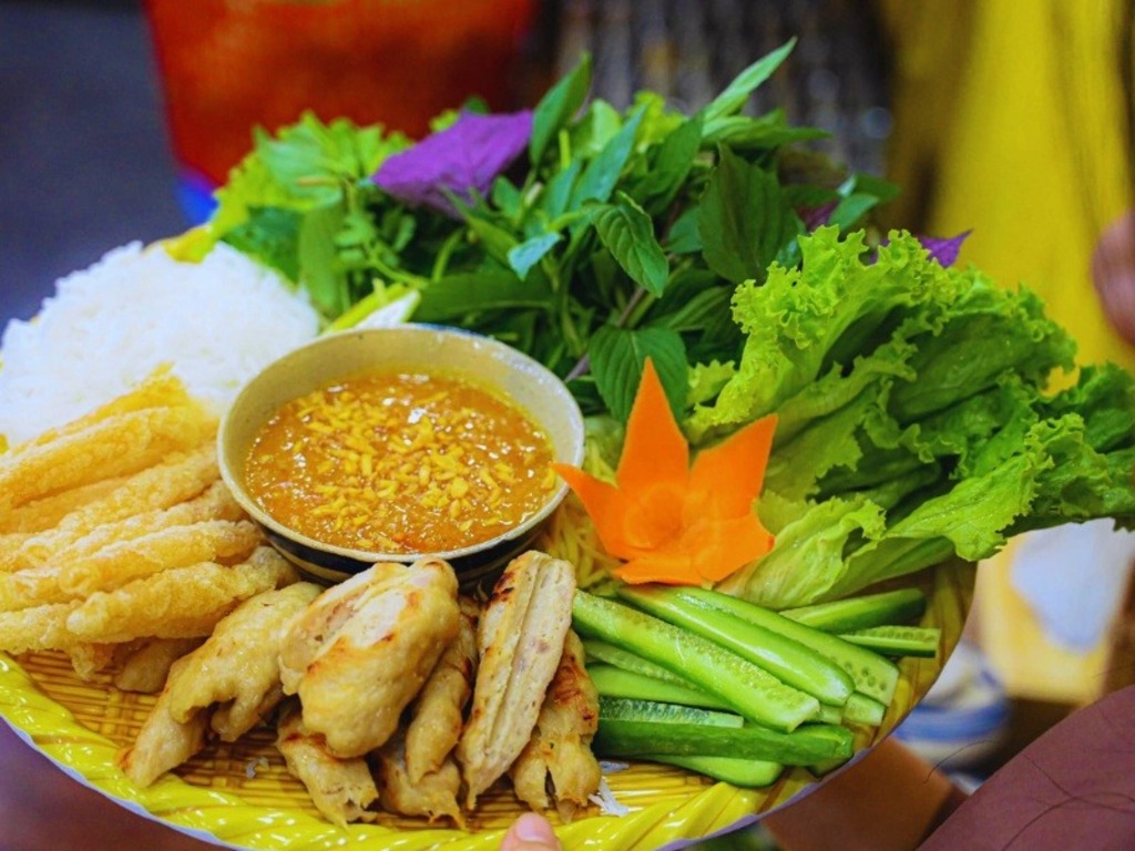 Nem nướng Đà Lạt ăn kèm rau sống, bánh tráng
