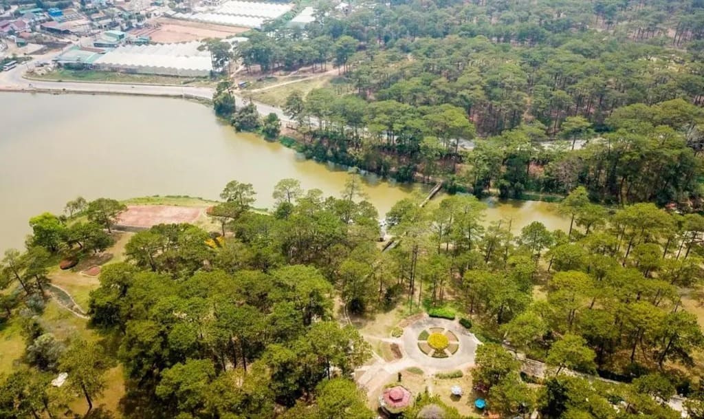 Hồ Than Thở giữa rừng thông Đà Lạt