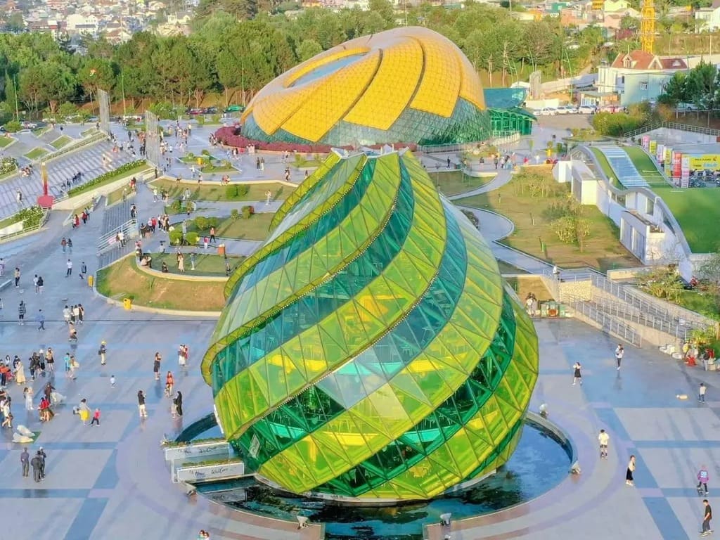 Quảng trường Lâm Viên bên hồ Xuân Hương