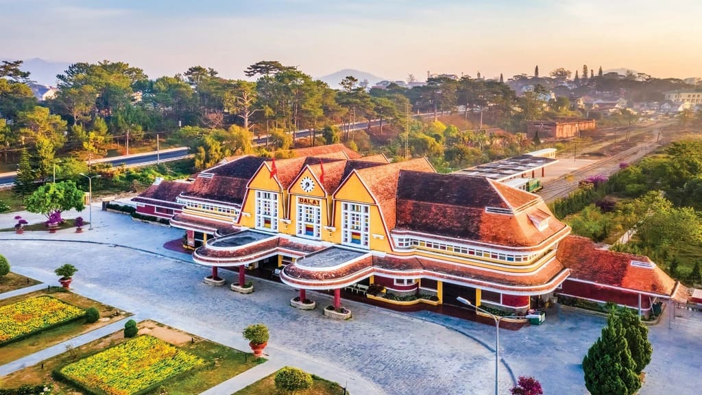 Nhà ga Đà Lạt với ba mái nhọn đặc trưng