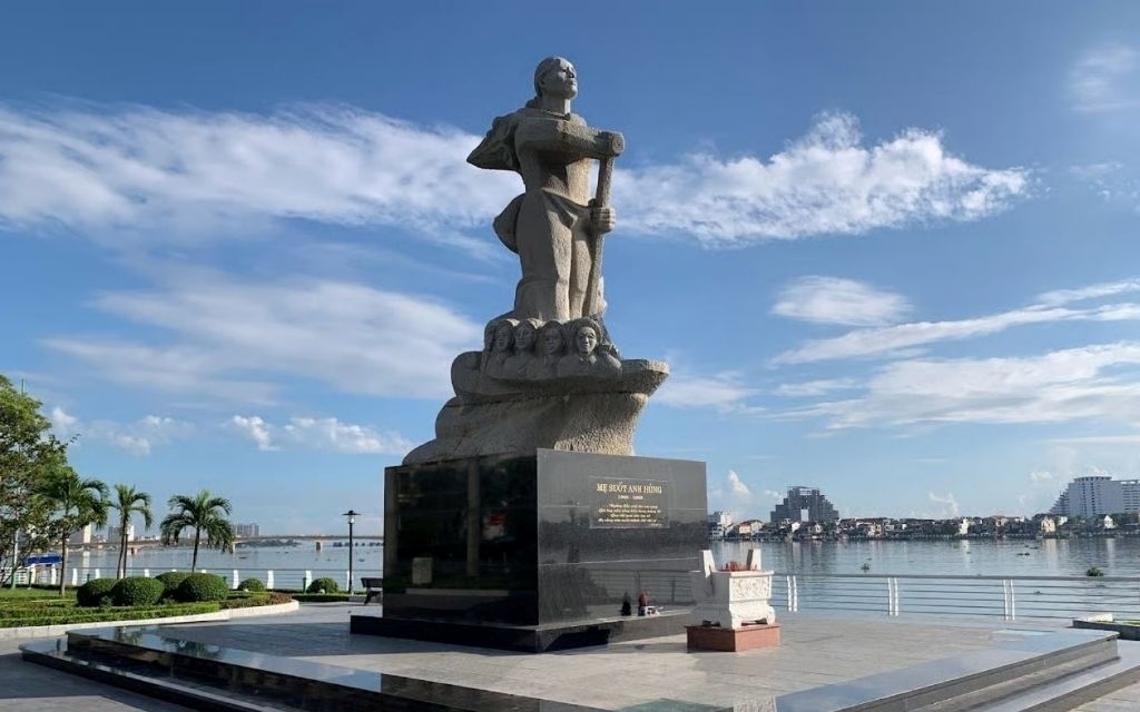 Tượng đài Mẹ Suốt