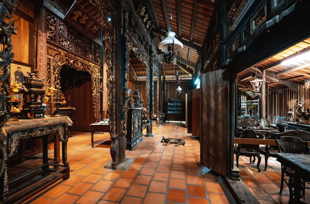 Nội thất gỗ chạm khắc trong một ngôi nhà cổ Đông Hòa Hiệp