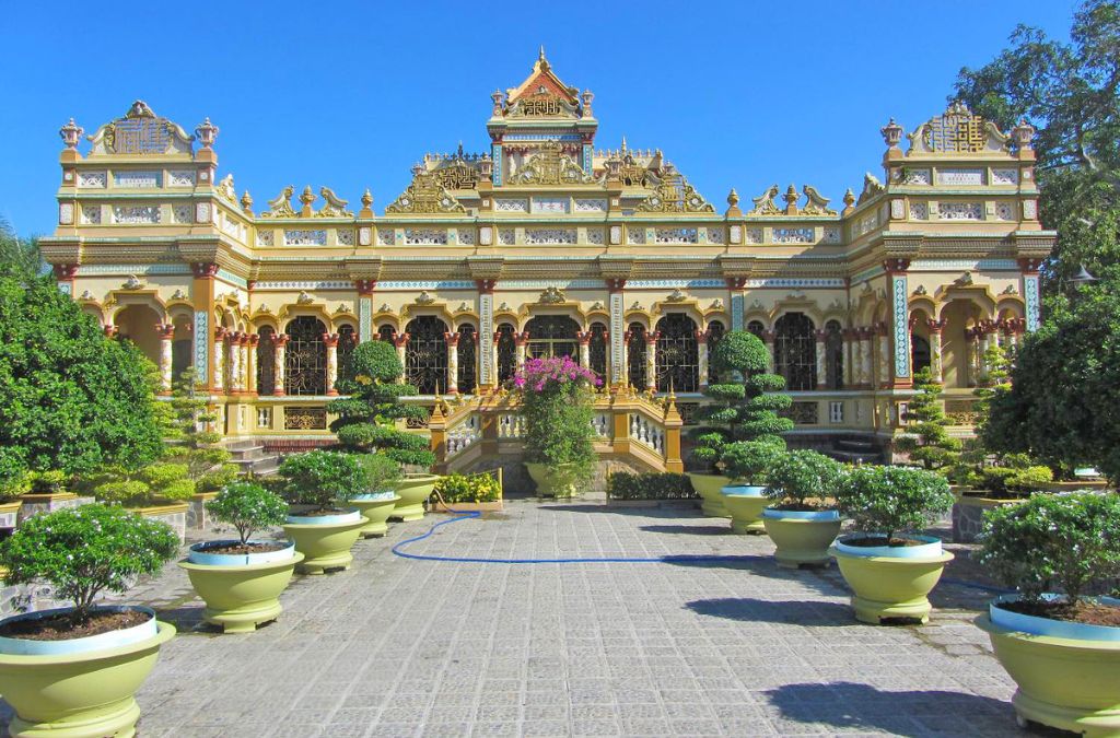 Toàn cảnh Chùa Vĩnh Tràng với kiến trúc Á - Âu