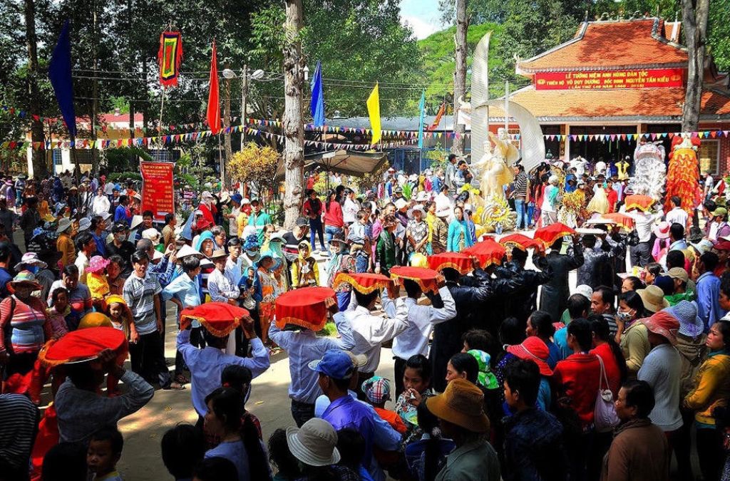 Đông người tham dự Lễ hội Gò Tháp tại Đồng Tháp