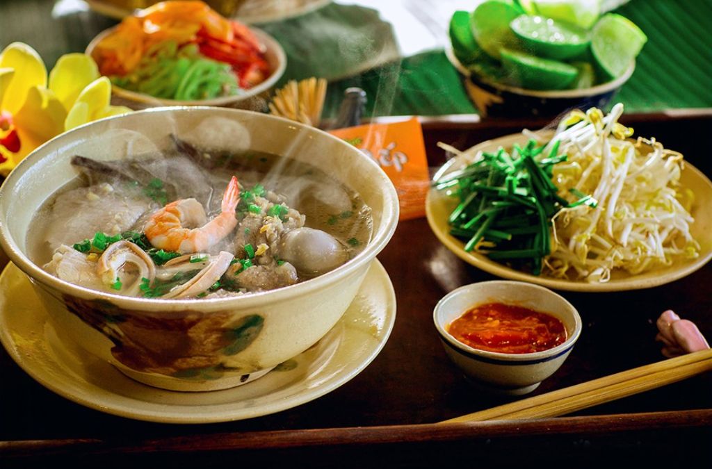 Bát hủ tiếu Sa Đéc với thịt, tôm và rau ăn kèm