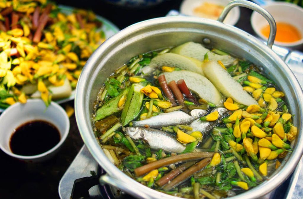 Nồi lẩu cá linh bông điên điển với rau đồng miền Tây