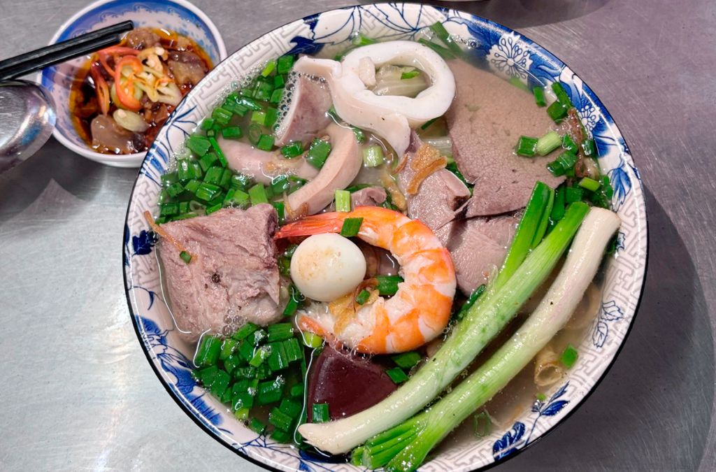 Bát hủ tiếu Mỹ Tho với tôm, thịt và rau ăn kèm