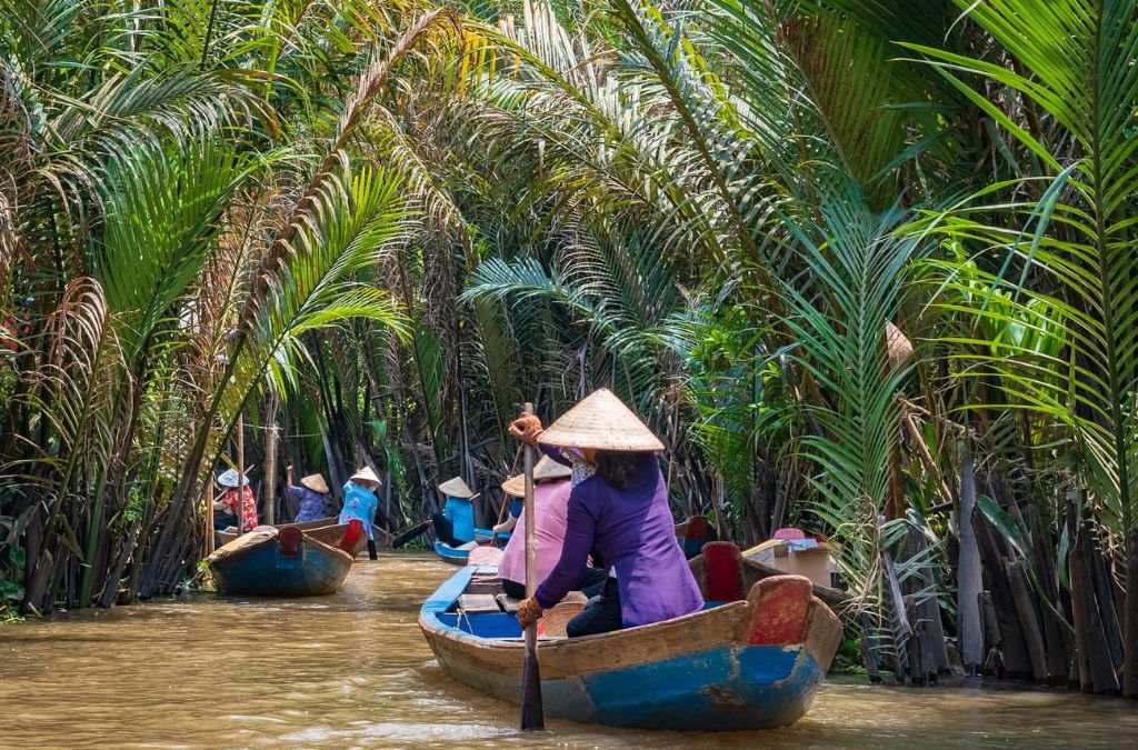 Người chèo xuồng ba lá qua rạch dừa nước ở Cồn Thới Sơn