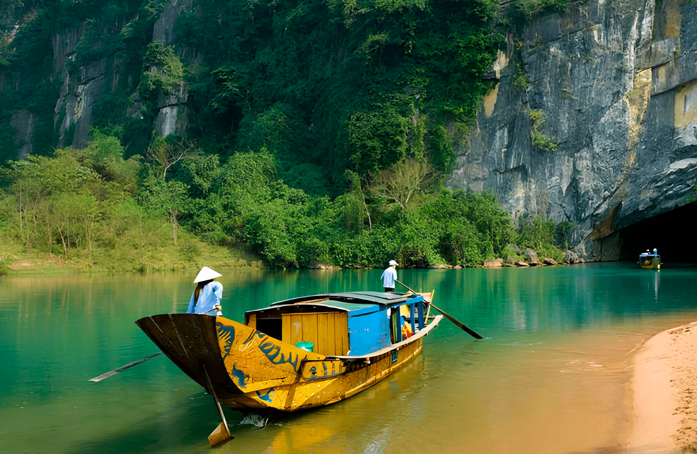 Sông Son xanh trong dẫn vào động Phong Nha mùa khô.
