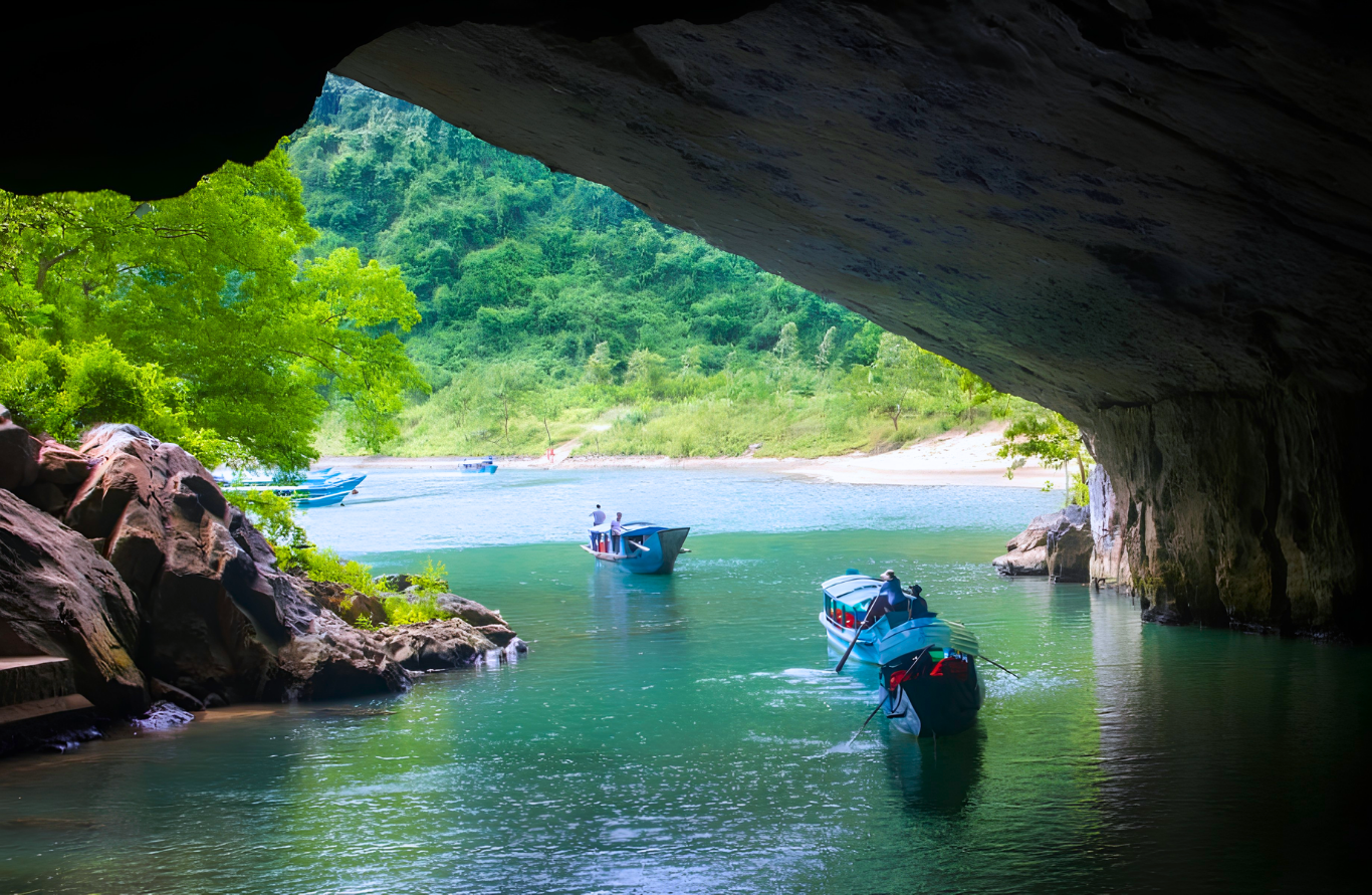 Cửa động Phong Nha bên dòng sông Son.