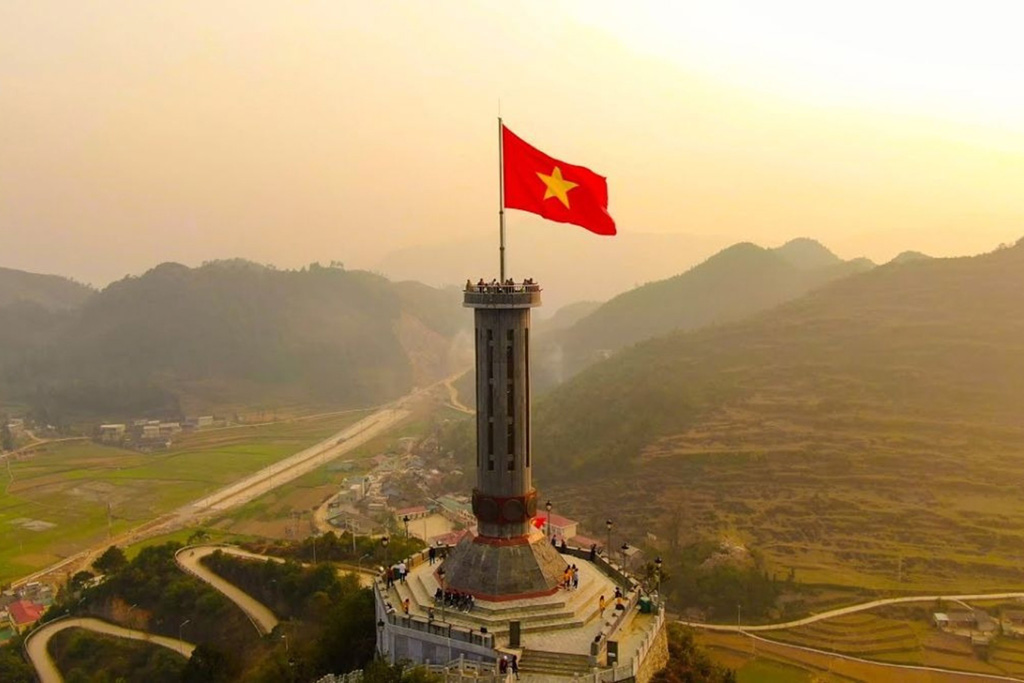 Cột cờ Lũng Cú trên đỉnh núi Rồng tại Hà Giang.