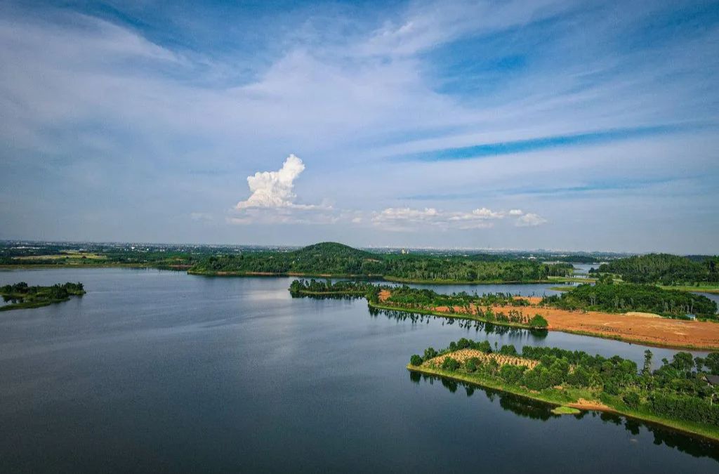 Hồ Đồng Mô rộng lớn dưới chân núi Ba Vì