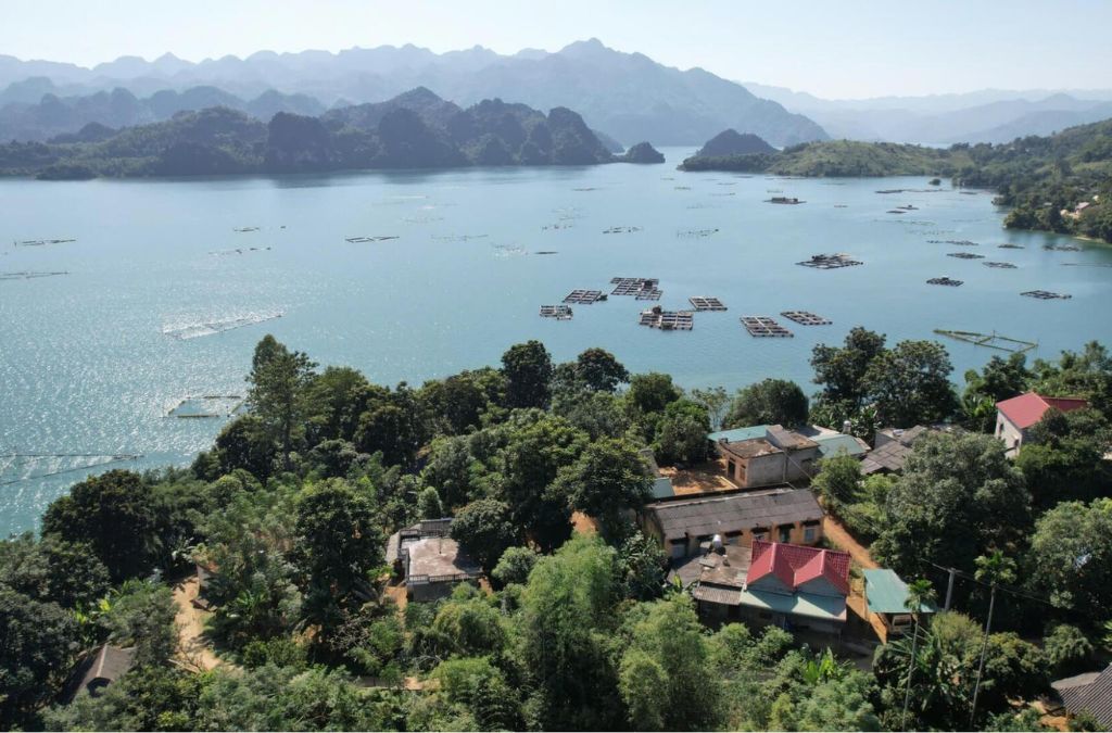 Lòng hồ sông Đà tại Thung Nai