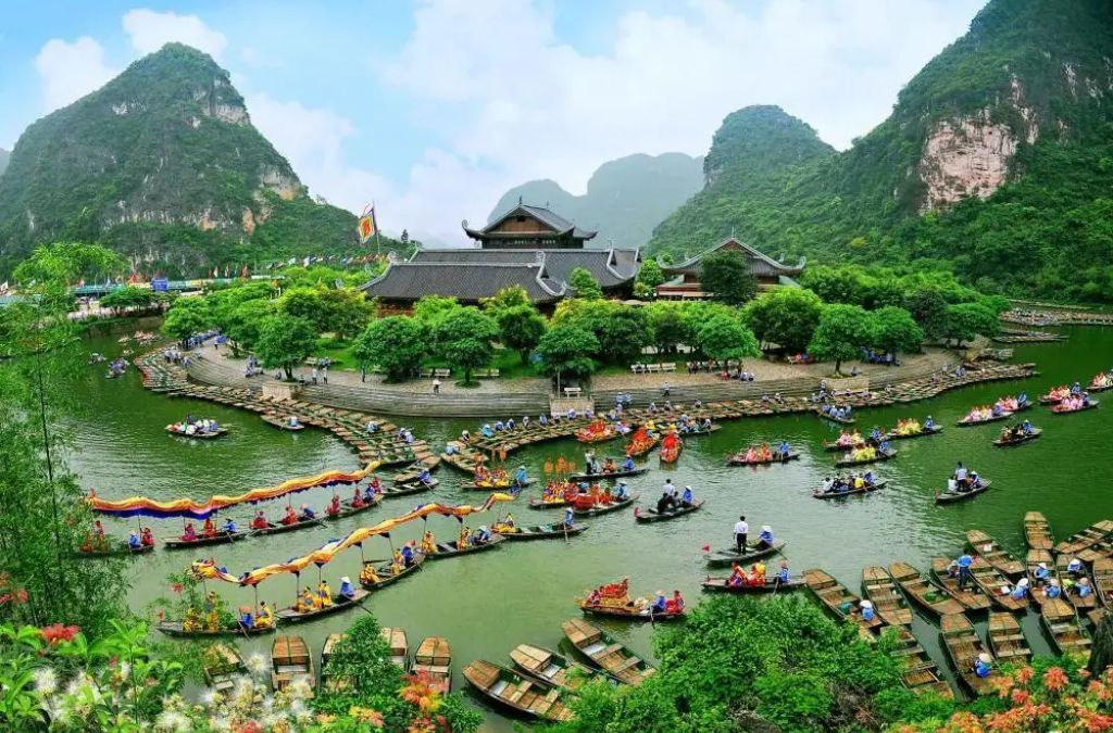 Thuyền tham quan quần thể danh thắng Tràng An